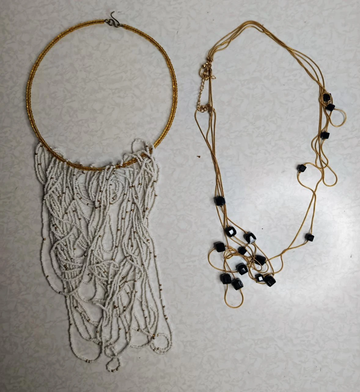🏷️ Lot de 2 colliers fantaisie élégants (Blanc/Doré & Noir/Doré) (à démêler)